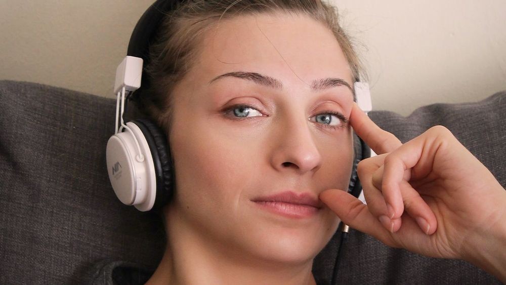 این پادکست به‌سادگی در دسترس و بسیار جالب است و مسائل و رویدادهای زندگی واقعی را به روشی آسان و قابل‌درک پخش می‌کند