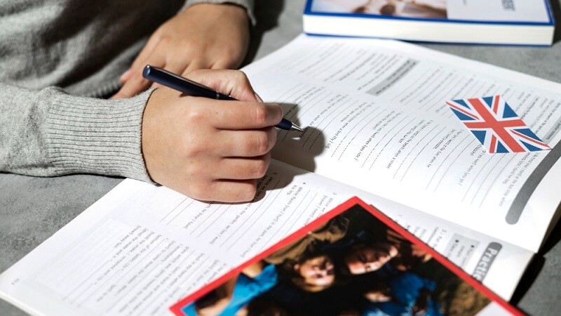 خواندن اصطلاحات انگلیسی توسط دانشجوی دختر