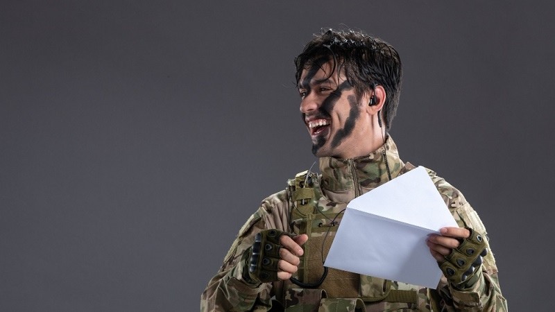 خوشحالی یک ارتشی از رسیدن نامه به دستش