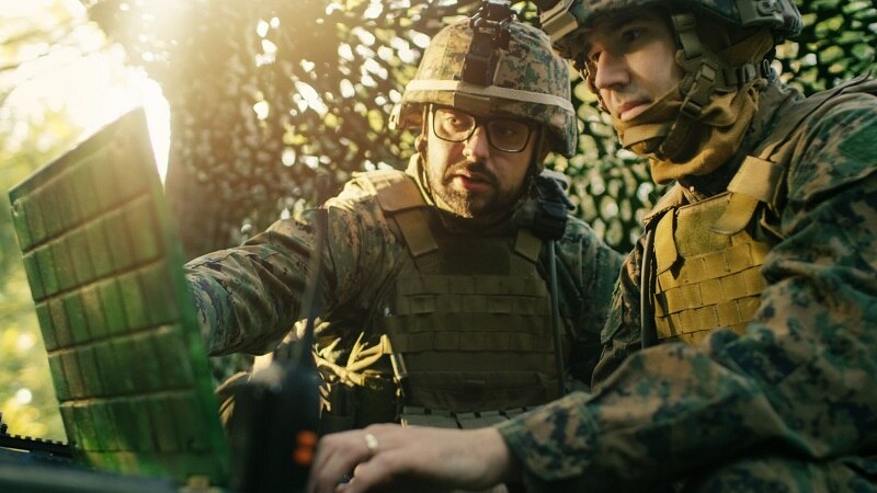 دو ارتشی در حال بررسی منطقه برای اجرای عملیات